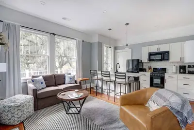 Image de 2 bd /2 ba * Sleep 5 * Dog Friendly * Downtown Sav