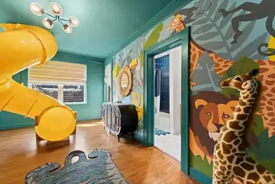 Image de Game Room, Firepit, Indoor Slide, Candy Room, Fun and Whimsical, Family Friendly