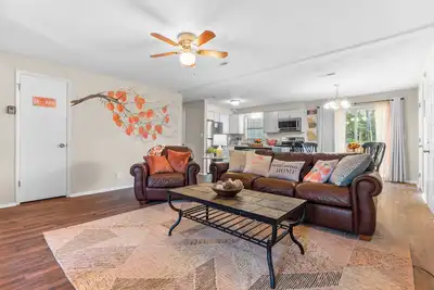 Image de 4 bedroom, King Bed, 4 min to Fairgrounds, TVs in all Rooms