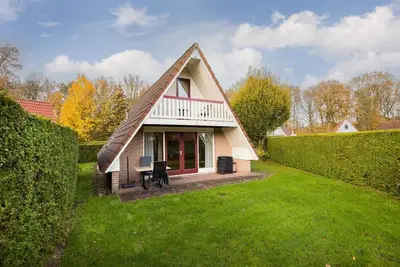Image de Gekraagde Roodstaart | Bungalow met fijne groene tuin