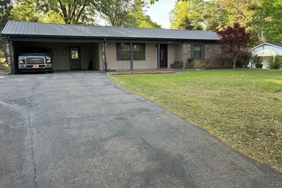 Image de Spacious 4-Br, 3 Ba house in charming Oxford. Less than 3 miles to square & Om.