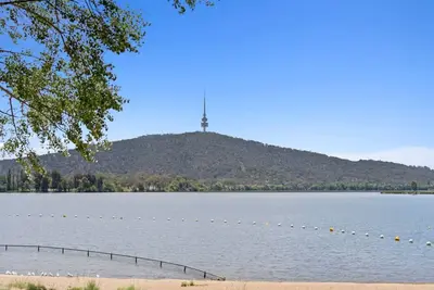 Image de Cozy Lake Escape:Near Parliament, Embassies & Golf