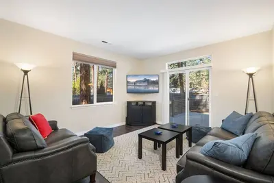 Image de Fantastic Single Level Family Retreat, Fenced Yard, Huge Deck w/ Seating, 5 Minutes to Downtown Bend