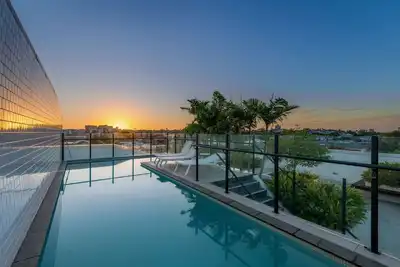 Image de Rooftop Pool & View! Stylish 2-Bed w/ Ducted A/C