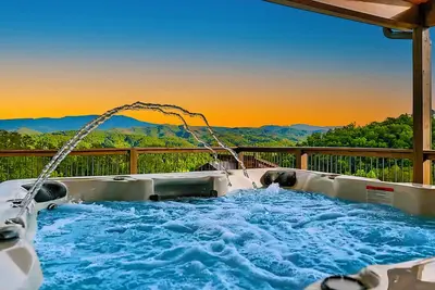 Image de Casa Bella: Mtn Views, Movie Room, Games, Hot Tub, Wifi, Yard with Fire Pit!