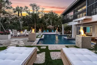 Image de Spacious 6-bedroom house next door to Img and 5 miles from Beach! Heated pool