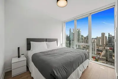 Image de Chic River North Retreat: Luxe Suites, Stunning Views, Steps from Chicago Life!