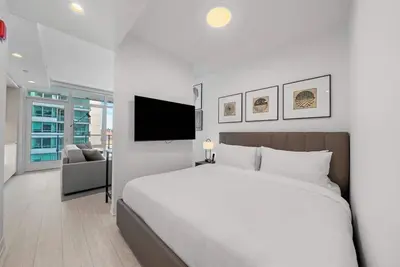 Image de Luxury West Loop Suites: Your Chicago Stay with Modern Comfort & Resort Perks