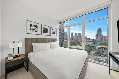Image de Luxury West Loop Stay: Modern Suites w/ Balcony, Resort Amenities & City Views