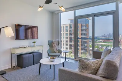 Image de Experience the Suite Life in Chicago’s Iconic Old Town – Spacious Stays Await