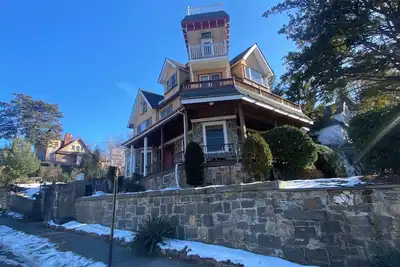 Image de Charming 2br villa with WiFi, in downtown Yonkers. 25 min from Time Square
