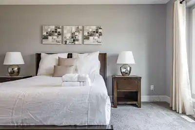 Image de Group Getaway w/Yard | Sleeps 11 | Near Yeg Airpt!