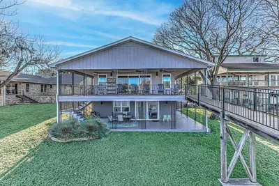 Image de Waterfront Home for 12, w/Deck & Lake Views!