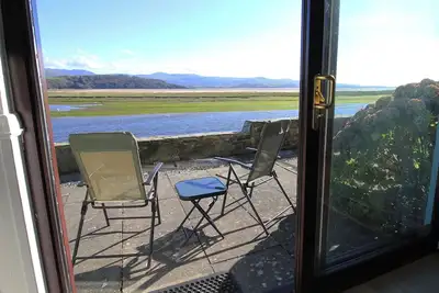 Aldena, romantic, with a garden in Porthmadog