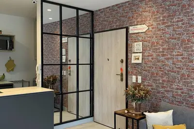 Image de Modern 2-Bedroom Apartment, Remote Work Ready, Urban Comfort & Natural Peace