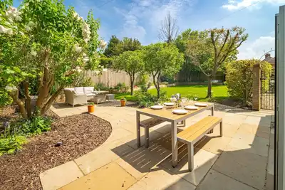 Image de A beautifully furnished, traditional 1890's detached brick and flint cottage.