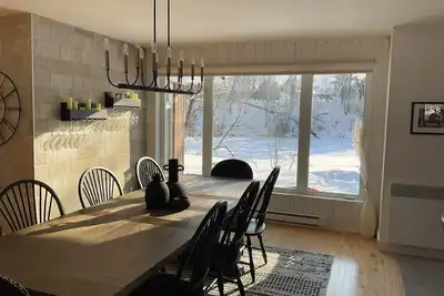 Image de Lakefront Chalet/Family Home- beautiful water views, hot tub, outdoor activities