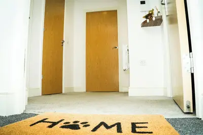 Image de City centre, New bus stop on front door step, 2 min walk from Train station.