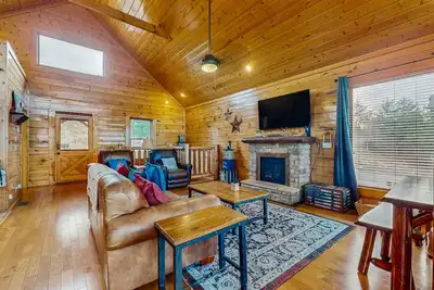 Image de Lovely cabin with hot tub, mountain views, pool access + Free Attraction Tickets