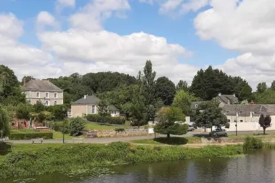Image de Grand gîte de charme au bord de la rivière.