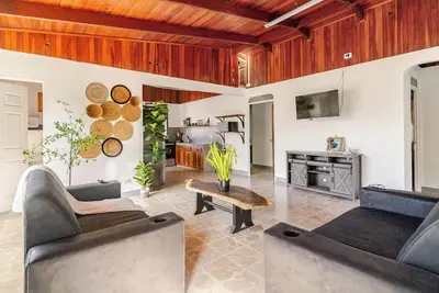 Image de 5-bedroom house, Private Pool, minutes to the Beach-WiFi, Ac. Walk to restaurant