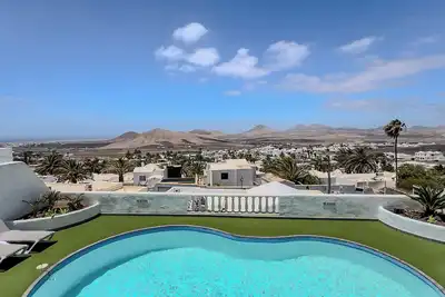 Image de Villa avec piscine avec une vue imprenable sur toute l'ile de Lanzarote!