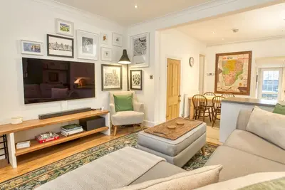 Image de Pass the Keys | Charming 2-Bedroom Cottage in Historic Lincoln