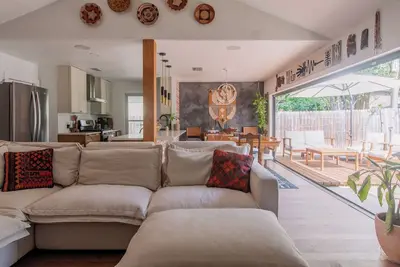 Image de Stylish 3-bedroom House with Office/Mini-Theater and Stock Tank Pool in Austin