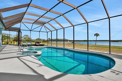 Image de Sprawling intercoastal home with boat lifts, pool and hot tub