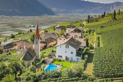 Image de Vacation apartment with pool and valley view in the Lake Kaltern region