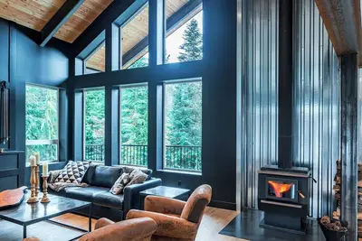 Image de Dark and Stormy Executive Mountain Retreat