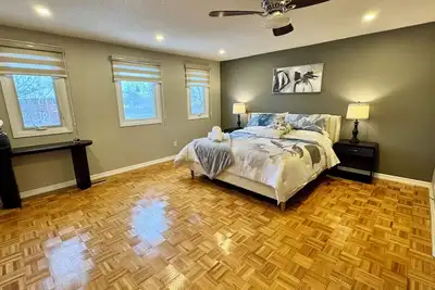 Image de Luxury Modern Retreat: w/ Sauna & Modern Amenities