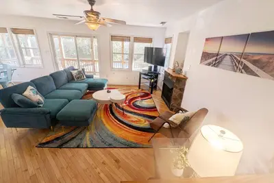 Image de Heated Pool~ Fenced Yard - Dog Friendly-Quiet Neighborhood with Central Location