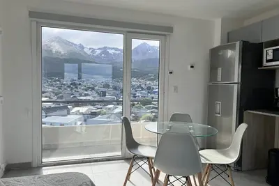 Image de Modern 1 bedroom apartment with balcony and views