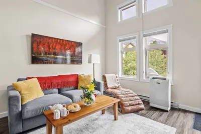 Image de Sleeps 8! 1003sqft Loft + Pool, Hot Tub Near Banff