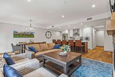 Image de Luxurious 2br Condo + Hot tub + Private Balcony