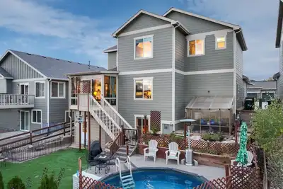 Image de Spacious 5 Bedroom Home With Mountain Views, Heated Pool, & Sunroom!