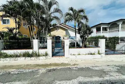 Image de Tropical Villa Familiar 2br 3bth Only 8 minutes walk to the sea