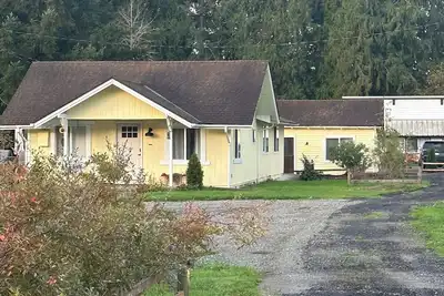 Lovely farmhouse and cottage with WiFi in Arlington