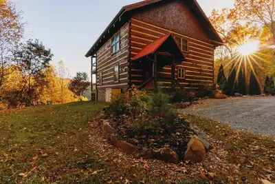 Image de Heavens Ridge-3-bedroom Pet Friendly Luxury Log Cabin Rental, Mountain Views, 30 Minutes to Great Smokey Mountains, High Speed Internet, 3 Decks, Hot Tub in Nantahala Nc