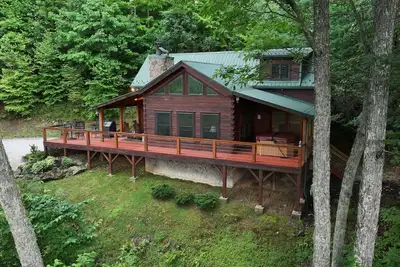 Image de Hawk's Landing-Private Luxury Log Cabin Rental, Mountain Views, High Speed Internet, Hot Tub - 15 minutes from the Noc!