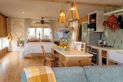 Image de Luxury eco-design waterfront fishing Batch with guests' vegetable garden.