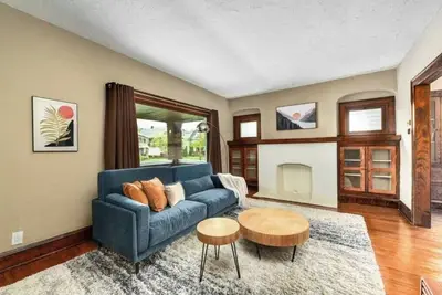 Image de Bohemian Rock n' Roll Retreat ~ 15 mins to Downtown ~ 8 mins to Cleveland Clinic