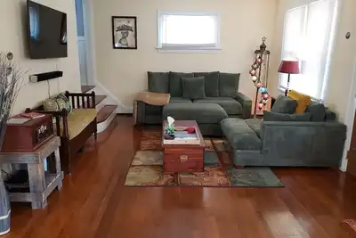 Image de Clean, Quiet, Cozy & Fun - Close to Uc and St. Elizabeth Networks