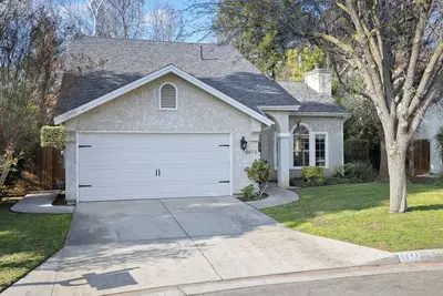 Image de Escape into the Trees - Profesionally Cleaned