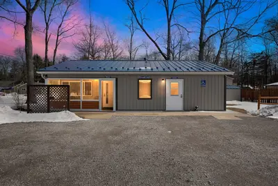 Image de Dragonfly Lodge of Higgins Lake: Winter Wonderland Escape – Cozy Up by the Fireplace!