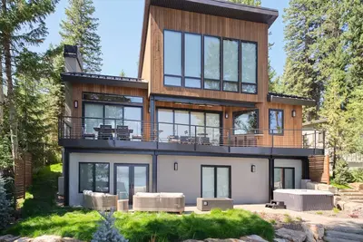 Image de Lakefront Mtn Modern - on Payette Lake, amazing views, private beach, dock, game room