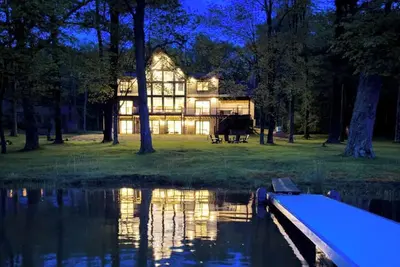 Image de New Construction! 7 bedroom luxury lakefront  home in golf neighborhood!