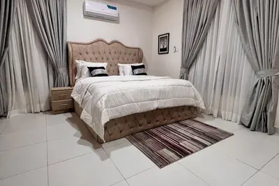 Image de 2 Bedroom Luxury Apartment w/Pool, Free WIfI, City View, Serene & Secure Estate.