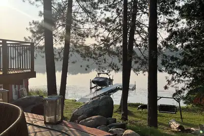 Image de Charming 2-bedroom Enchanting Lake home with Rustic feel! Guest cabin n Sauna